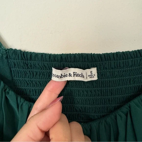 ❌ SOLD ❌ Abercrombie & Fitch Green Top with Sheer Sleeves - Picture 5 of 7